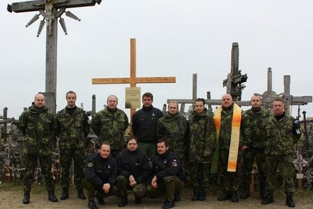 Vojáci zasadili 28. října v Litvě český národní strom