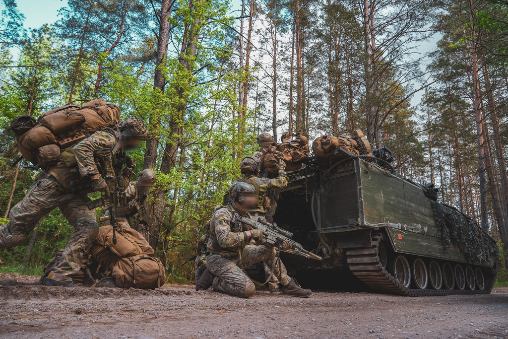 Průzkumníci při výcviku s norským CV90