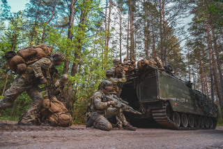 Průzkumníci při výcviku s norským CV90