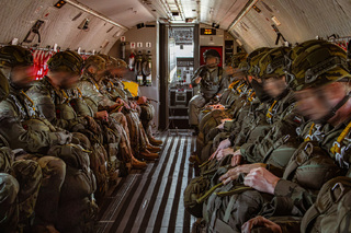 Výsadkáři v letounu CASA C-295 před seskokem