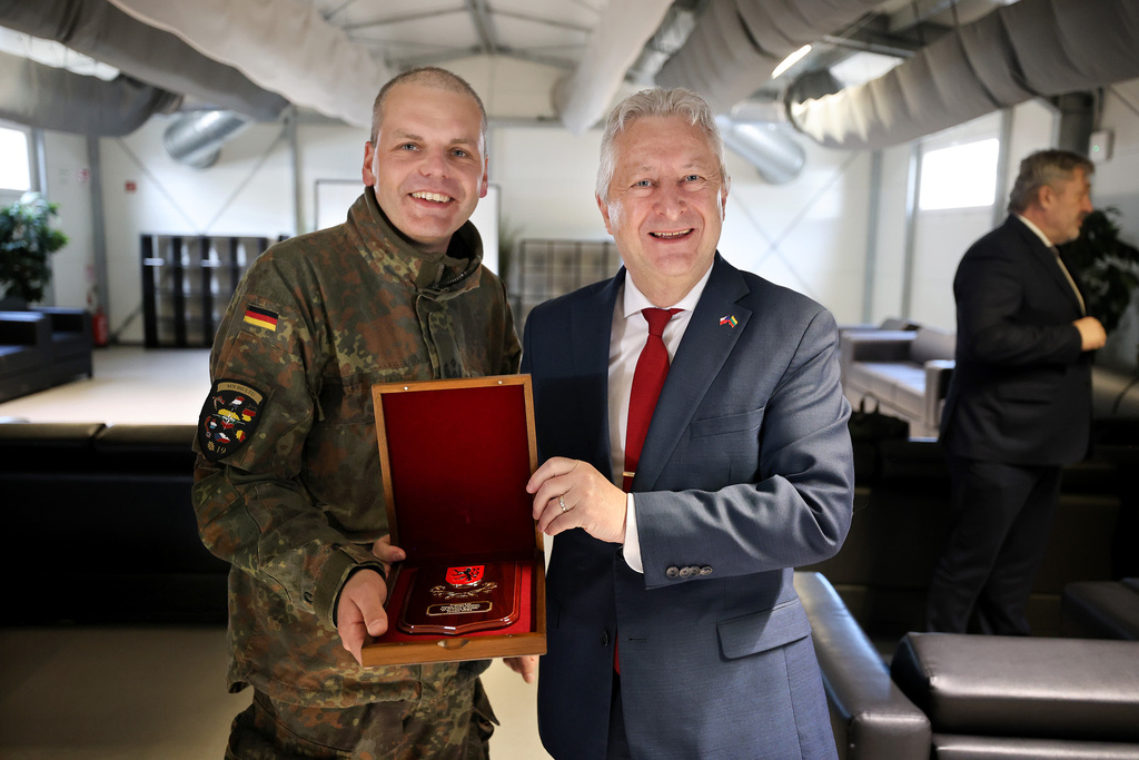 Konec briefingu a předání plaket