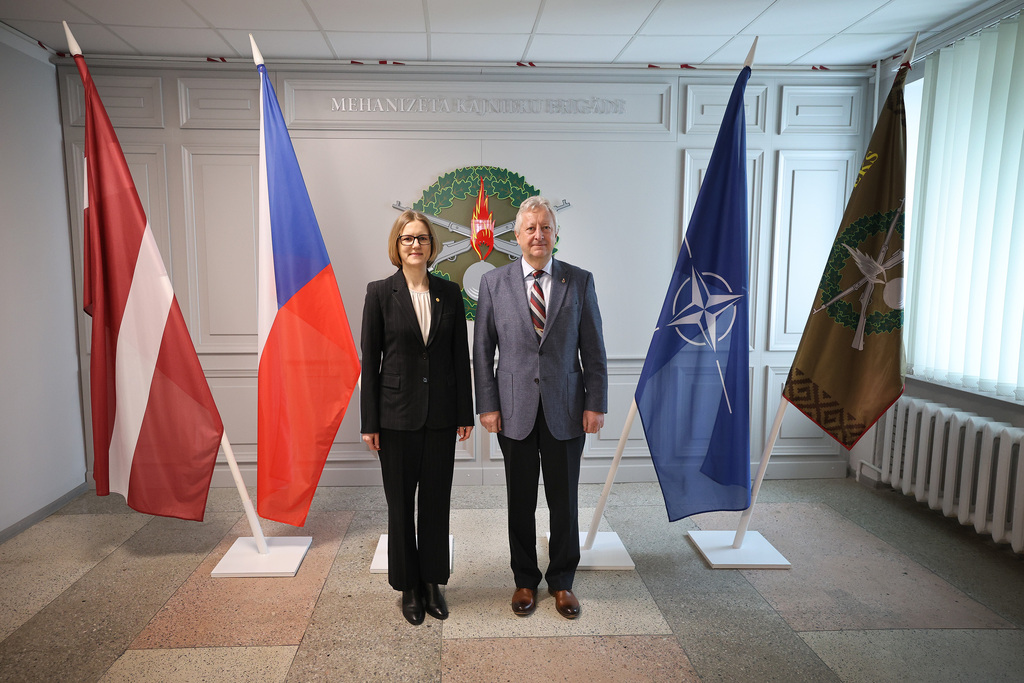  Ministr obrany v Lotyšsku zavítal na základnu Adaži, kde jednal s náměstkyní MO Lotyšska Liene Gatere. 