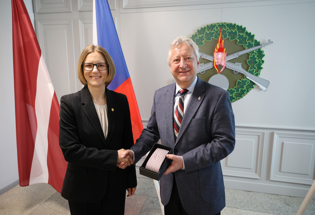  Ministr obrany v Lotyšsku zavítal na základnu Adaži, kde jednal s náměstkyní MO Lotyšska Liene Gatere. 