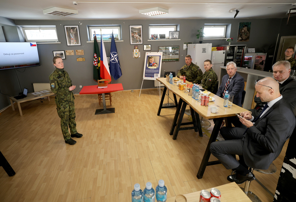 Ministr obrany se s českými vojáky potkal i v Lotyšsku.
