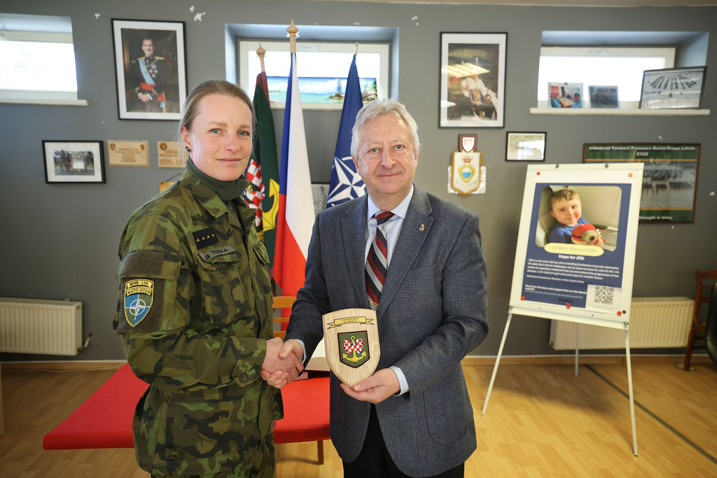 Ministr obrany se s českými vojáky potkal i v Lotyšsku.