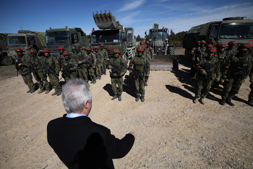 Ministr obrany se s českými vojáky potkal i v Lotyšsku.
