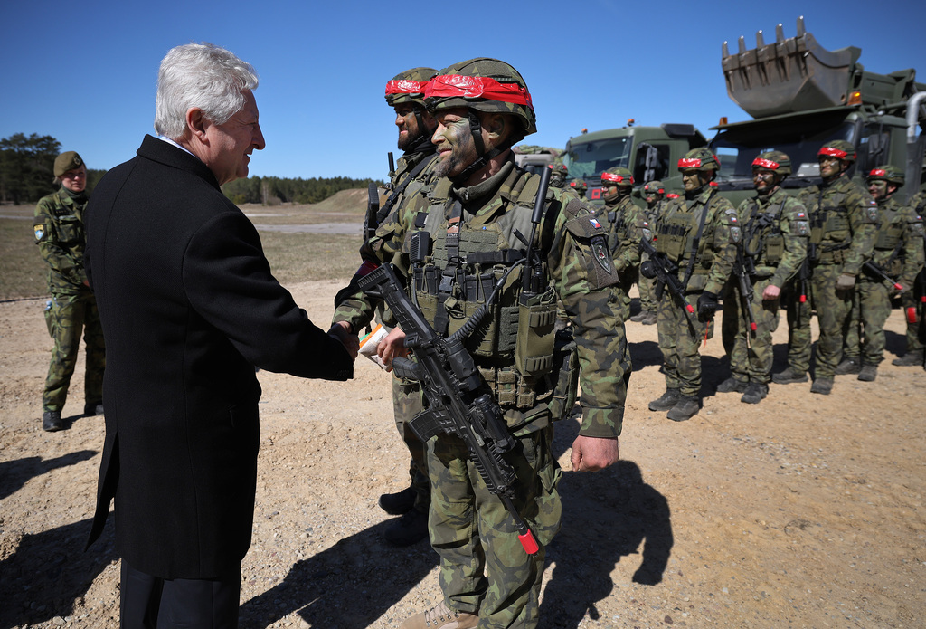 Ministr obrany se s českými vojáky potkal i v Lotyšsku.