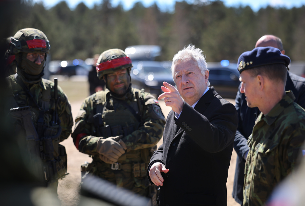 Ministr obrany se s českými vojáky potkal i v Lotyšsku.