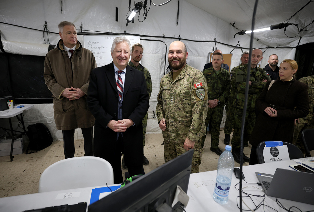 Ministr obrany se s českými vojáky potkal i v Lotyšsku.