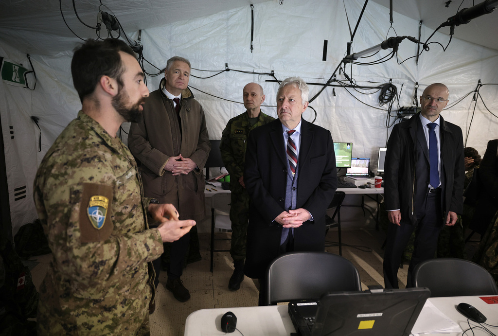 Ministr obrany se s českými vojáky potkal i v Lotyšsku.