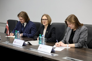  Ministr obrany v Lotyšsku zavítal na základnu Adaži, kde jednal s náměstkyní MO Lotyšska Liene Gatere. 