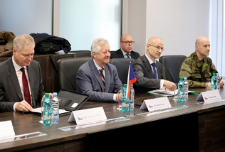  Ministr obrany v Lotyšsku zavítal na základnu Adaži, kde jednal s náměstkyní MO Lotyšska Liene Gatere. 