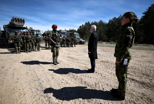 Ministr obrany se s českými vojáky potkal i v Lotyšsku.