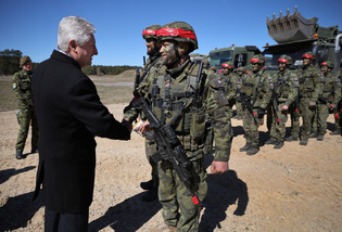Ministr obrany se s českými vojáky potkal i v Lotyšsku.