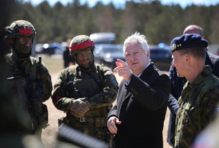 Ministr obrany se s českými vojáky potkal i v Lotyšsku.