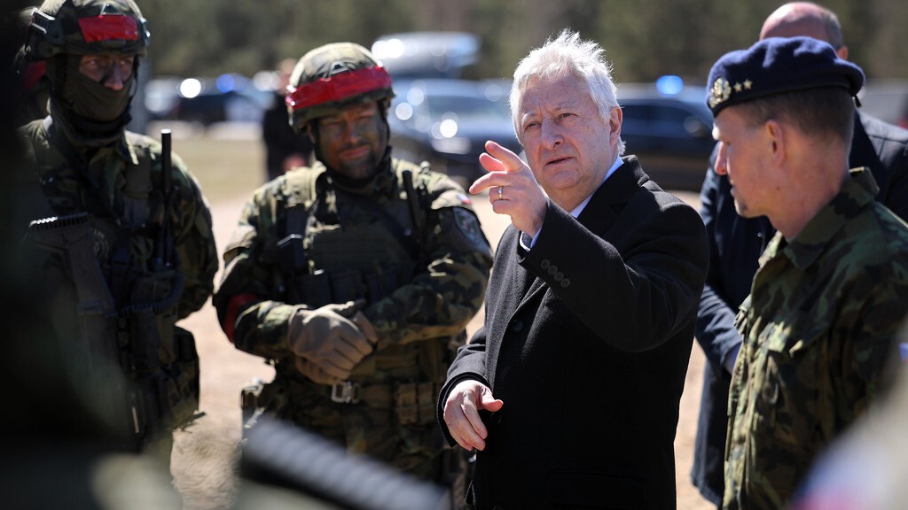 Ministr obrany navštívil české vojáky v Litvě a Lotyšsku, jednal s vedením tamních resortů