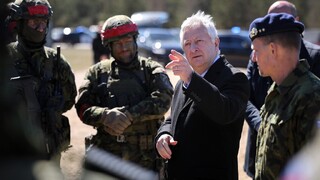 Ministr obrany navštívil české vojáky v Litvě a Lotyšsku, jednal s vedením tamních resortů