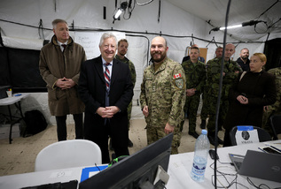 Ministr obrany se s českými vojáky potkal i v Lotyšsku.