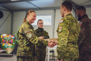 Předávání ocenění velitelkou 6. úkolového uskupení