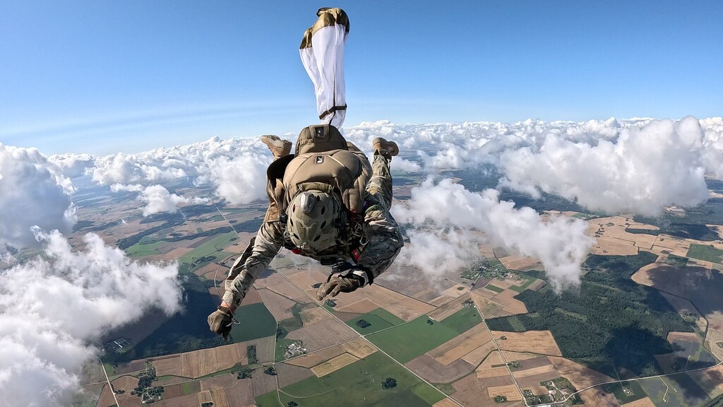 Prostějovští vojáci přizvali k seskokům Litevce, během Jump Week jich provedli přes 160