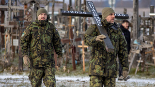 Česká stopa na litevské Hoře křížů: vojáci zde opět vztyčili kříž a vyjádřili úctu místním obyvatelům 