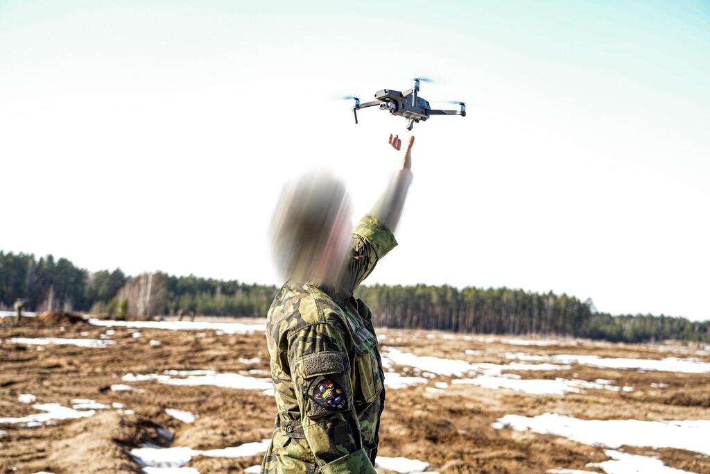 Voják chytá přistávající dron