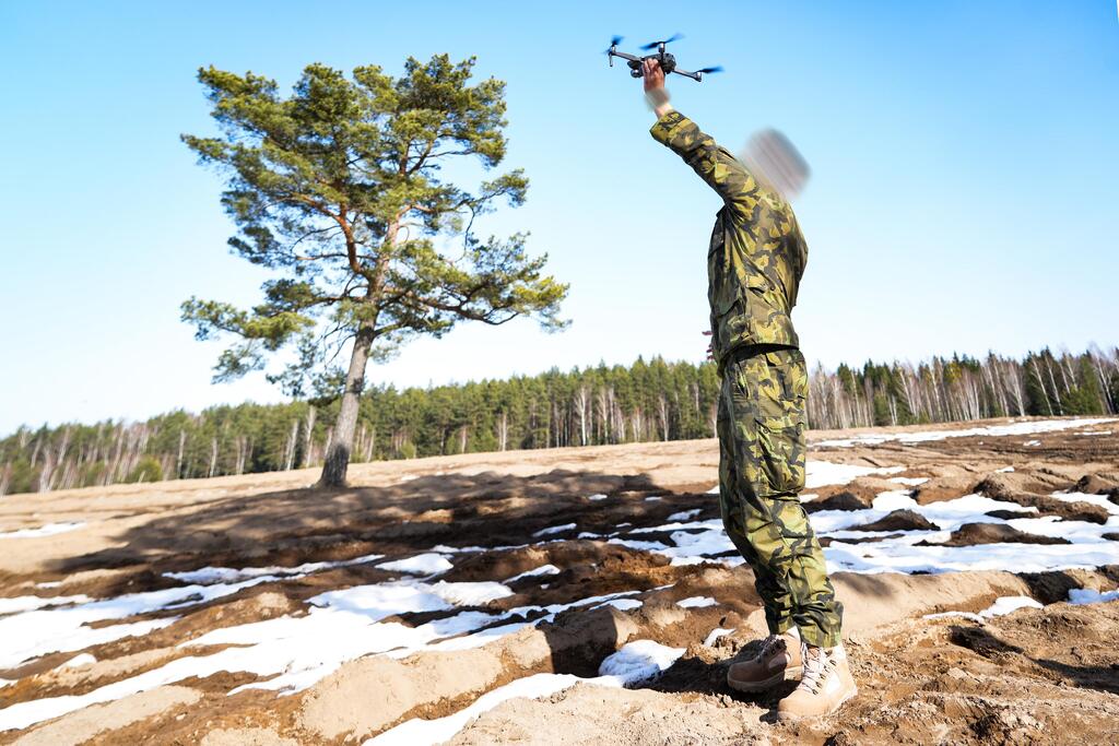 Voják pouští dron ke vzletu