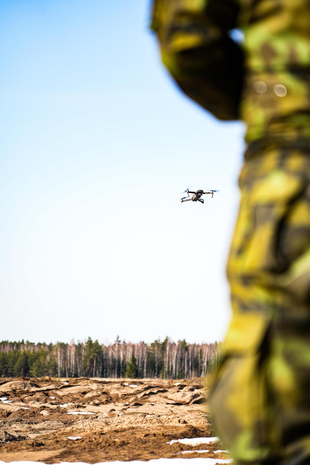 Voják pilotuje dron