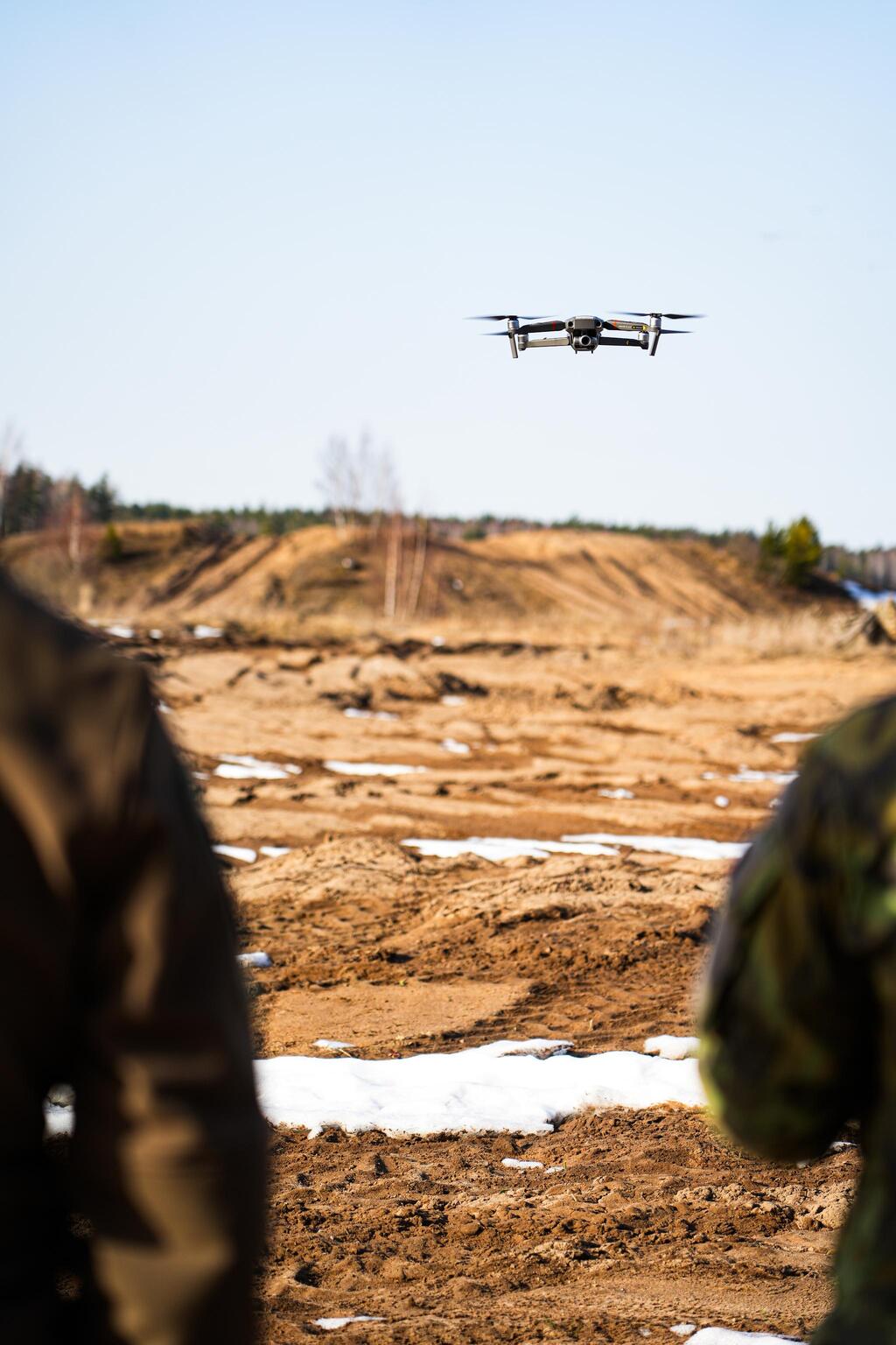 Vojáci pozorují dron