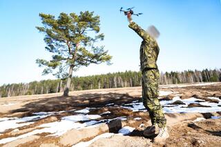 Voják pouští dron ke vzletu