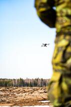 Voják pilotuje dron