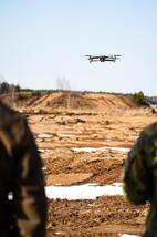 Vojáci pozorují dron