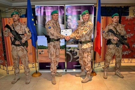 Příslušníci výcvikové mise EU v MALI si předali operační úkol