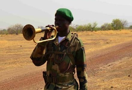 Střelecký výcvik v Mali zahajuje trubka, vojáci si zvykají i na další zvláštnosti