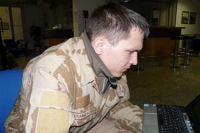 Velitel jednotky kapitán Pavel Kraina v odletové hale