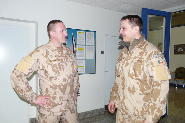 Velitel jednotky kapitán Pavel Kraina (vpravo) před odletem