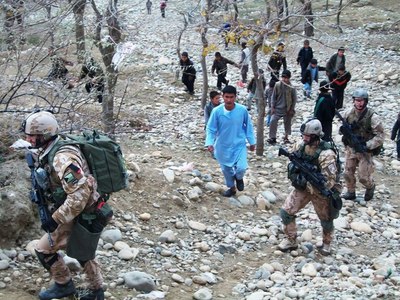 Bagrám: Čeští vojáci patrolují ve dne v noci