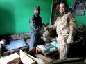  Předání halogenových svítilen mezi kapitánem Tesařem a plukovníkem Akramem