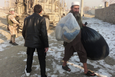 Vojáci 1. strážní roty předali dětem ze sirotčince zimní oblečení a školní pomůcky