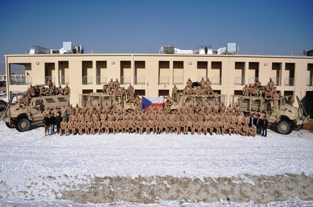 Základna Bagrám nabývá, Češi dostali nové sousedy