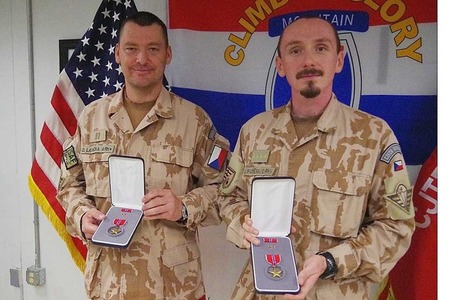 Velitel a vedoucí praporčík 2. strážní roty obdrželi vysoké americké vyznamenání