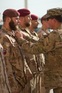 Příslušníci 2. SR BAF přebírají ocenění od velitele úkolového uskupení „Top Guns“ podplukovníka Sherkey