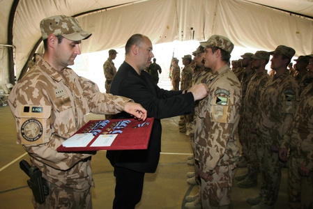 Vojáci, kteří už pět měsíců chrání základnu Bagrám, byli oceněni 