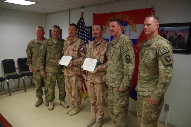 Společné foto s velitelem RC-East a velitelem úkolového uskupení „Top Guns“