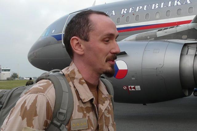 Velitel jednotky kapitán Jiří Pazděra po příletu do Prahy. Před odletem z Afghánistánu obdržel vysoké americké vyznamenání - Bronzovou hvězdu