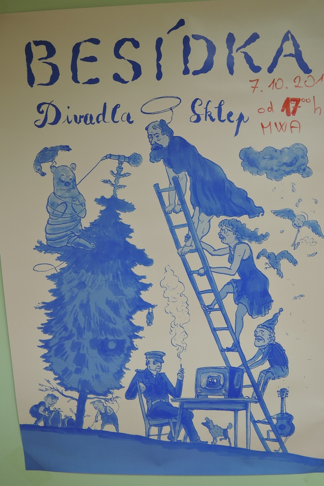 Plakát zvoucí k představení Divadla Sklep