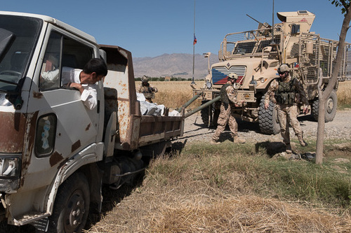 Česká patrola v Afghánistánu poskytla pomoc zapadlému vozidlu