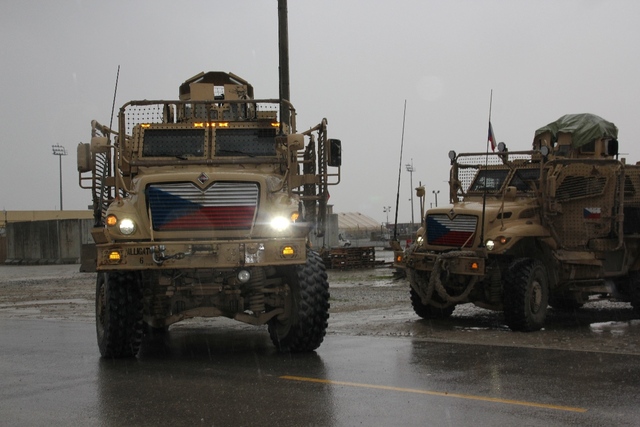 Vojáci strážních rot BAF plní své úkoly v rámci operace Resolute Support na vozidlech MRAP 1