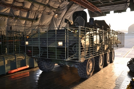 Pandury a další technika se vrací domů