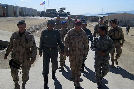 Z návštěvy generálů Opaty a Ložka u vojenských policistů ve Wardaku 2